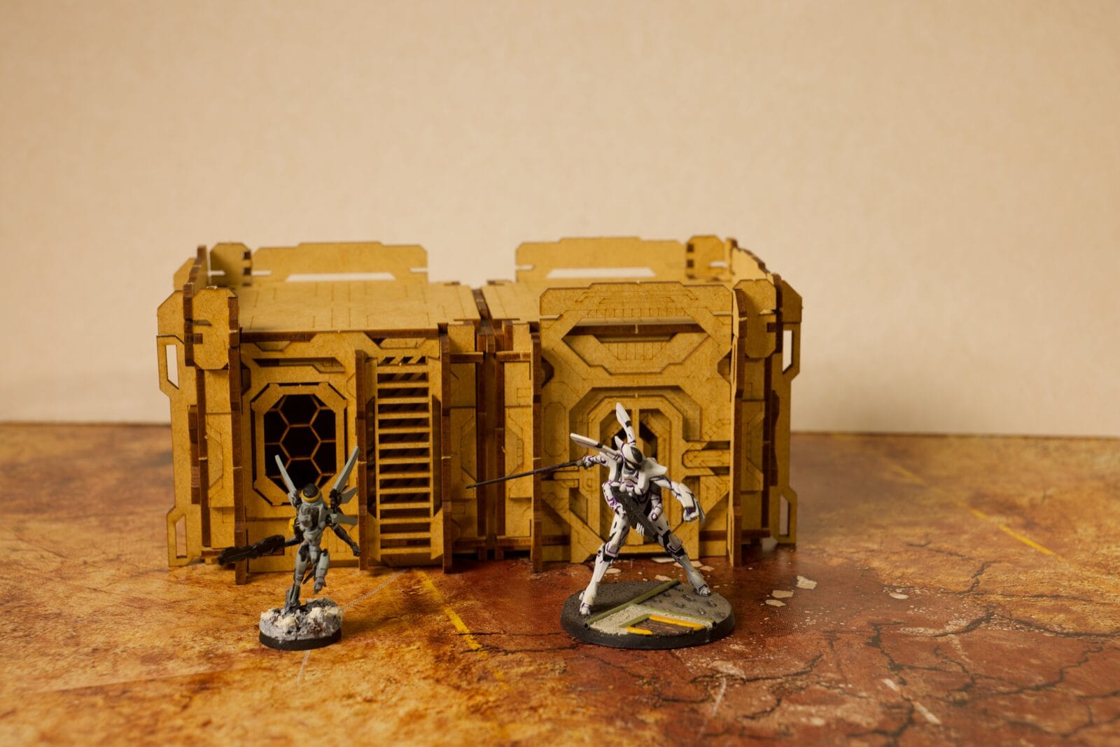Eine Cindora-Box, bestehend aus zwei nebeneinander stehenden Gebäuden, mit zwei Miniaturen zur Veranschaulichung des Maßstabs