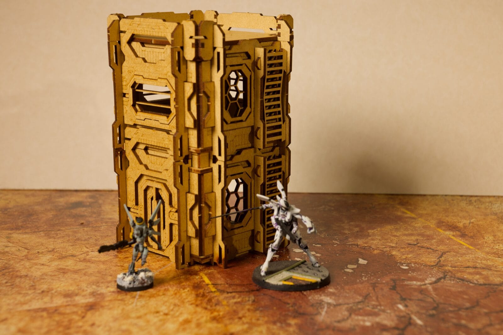 Die gleiche Cindora-Box, zu einem Turm aufgestapelt, mit zwei Miniaturen zum Größenvergleich